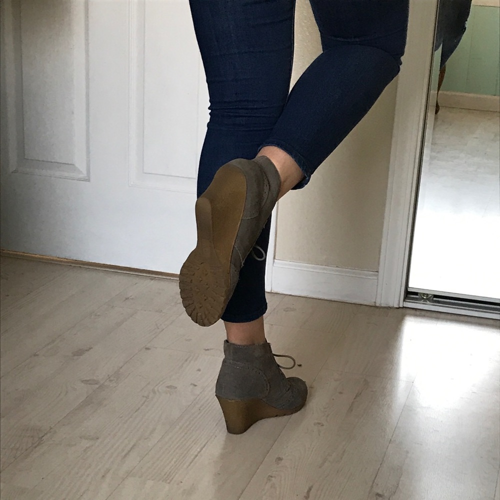 Mia gray felt wedges. Tan rubber sole. Size 9 - Picture 5 of 6